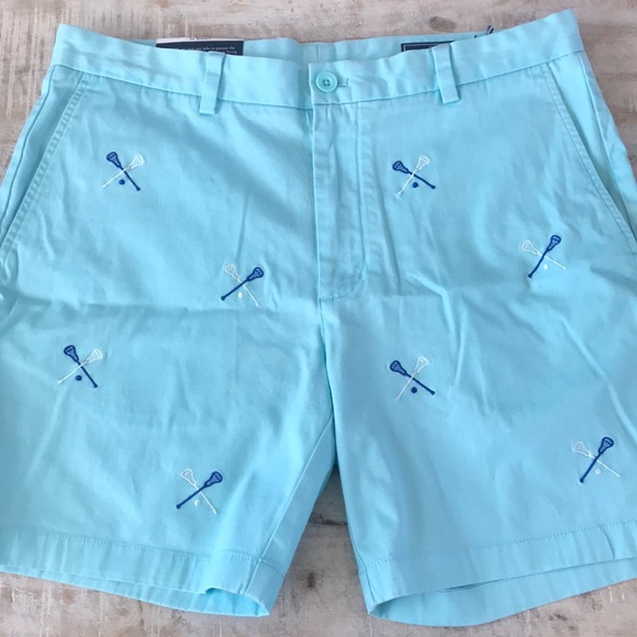 Vineyard vines blue short! Needs a good iron. In